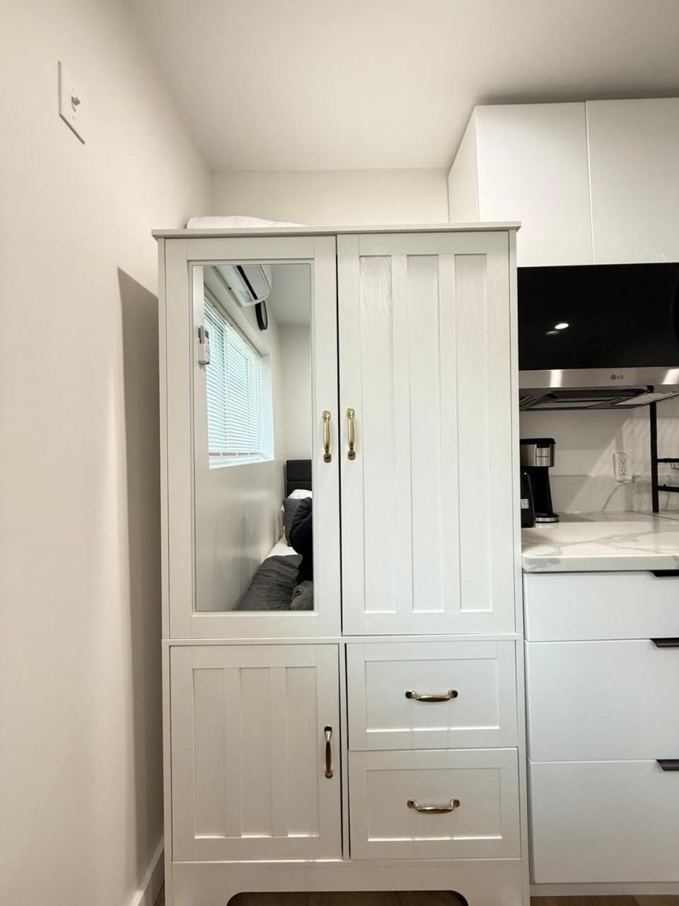 Modern Stylish &cozy Ieft Unit
