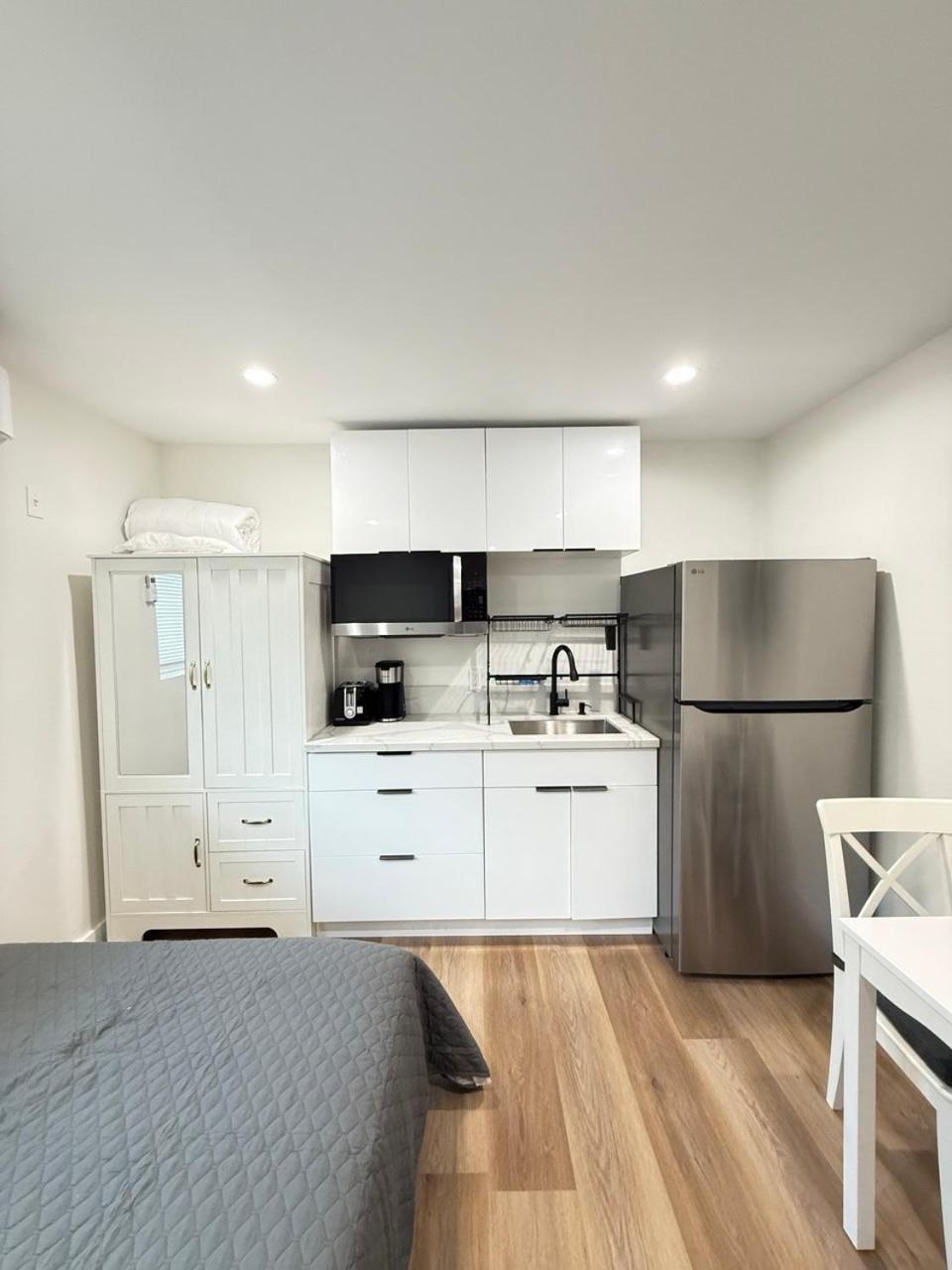 Modern Stylish &cozy Ieft Unit Apartment *