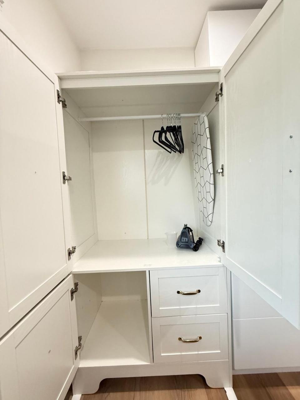 Modern Stylish &cozy Ieft Unit Apartment *