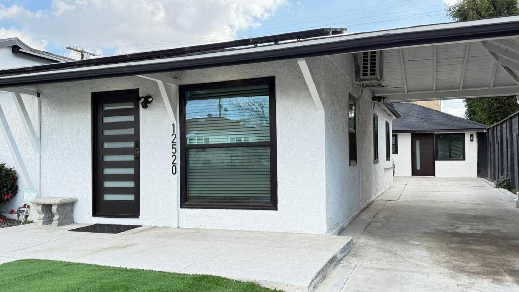 Modern Stylish &cozy Ieft Unit