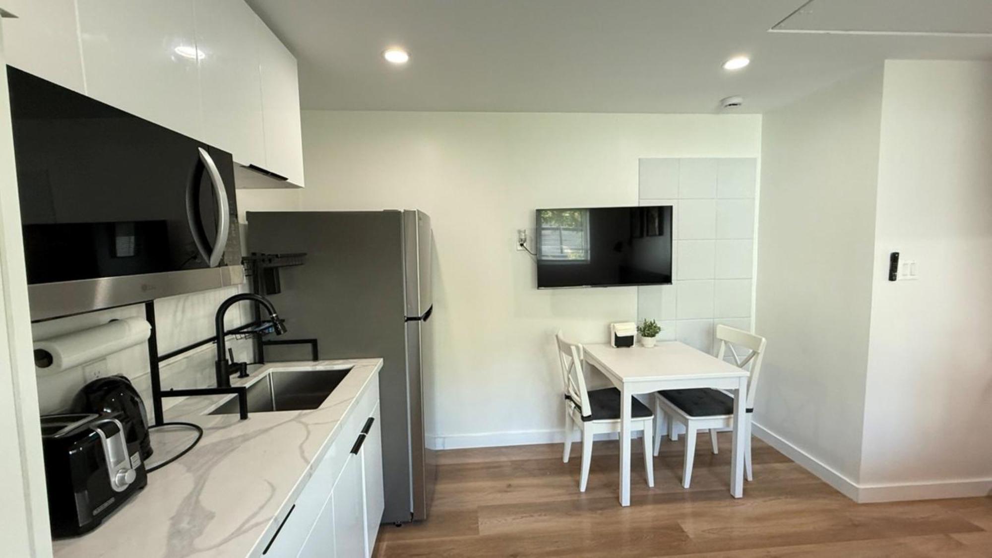Modern Stylish &cozy Ieft Unit * Los Angeles